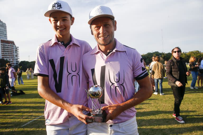 Hijo y padre, con 30 años de diferencia: Lorenzo y Santiago Chavanne celebraron por segunda vez juntos como campeones de la Copa República Argentina, el máximo trofeo del país fuera de la Triple Corona.