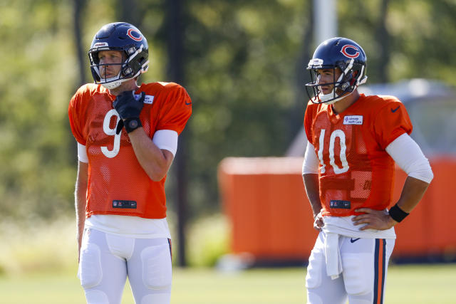 Chicago Bears quarterback Mitch Trubisky (10) puts on a NFC