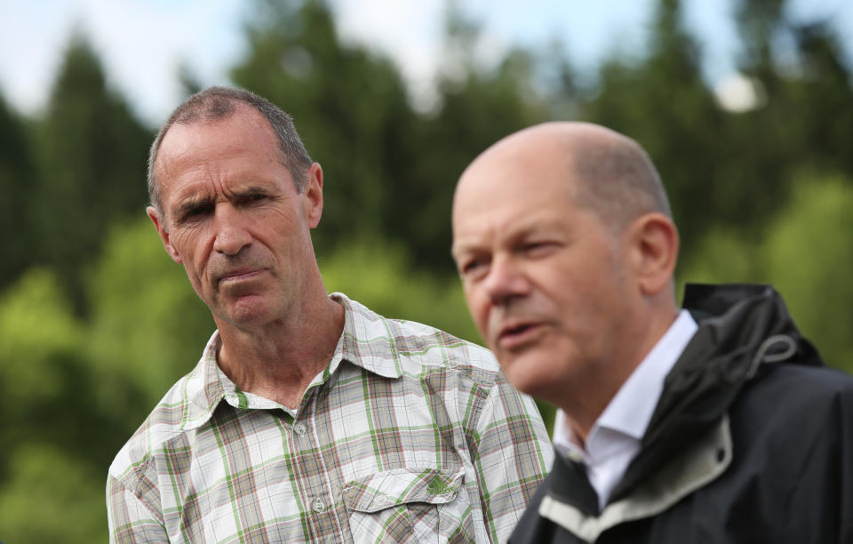 Frank Ullrich bei einem Wahlkampftermin mit Olaf Scholz im Juli (Bild: Ronny Hartmann/Photothek via Getty Images)