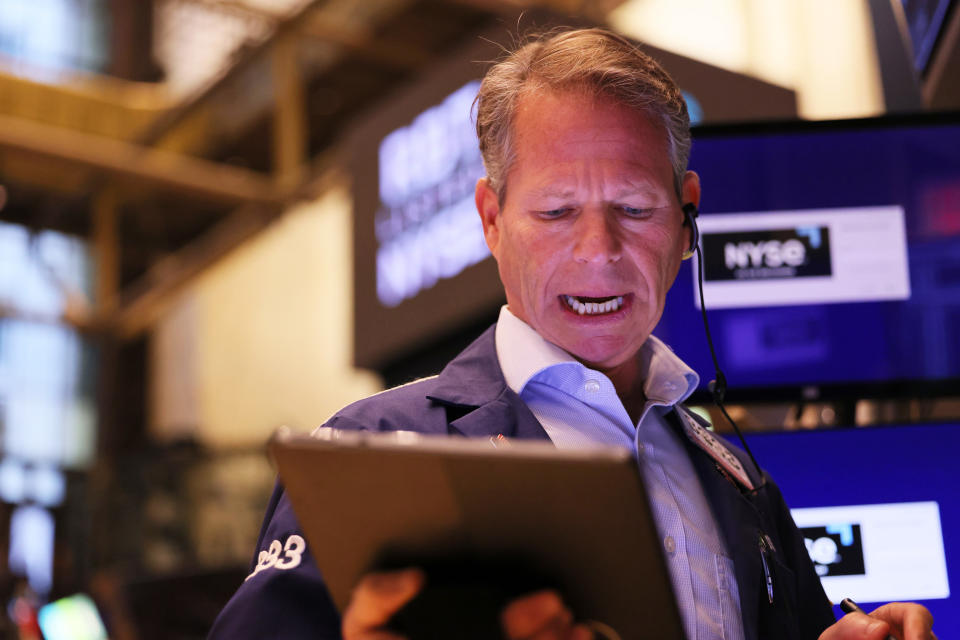 NEW YORK, NEW YORK - OCTOBER 18: Traders work on the floor of the New York Stock exchange during morning trading on October 18, 2022 in New York City. The stock market opened on an upswing with the Dow Jones gaining over 600 points, the S&P 500 jumping 2.20% and the Nasdaq Composite with a gain of 2.6% adding to the gains that began on Monday.  (Photo by Michael M. Santiago/Getty Images)