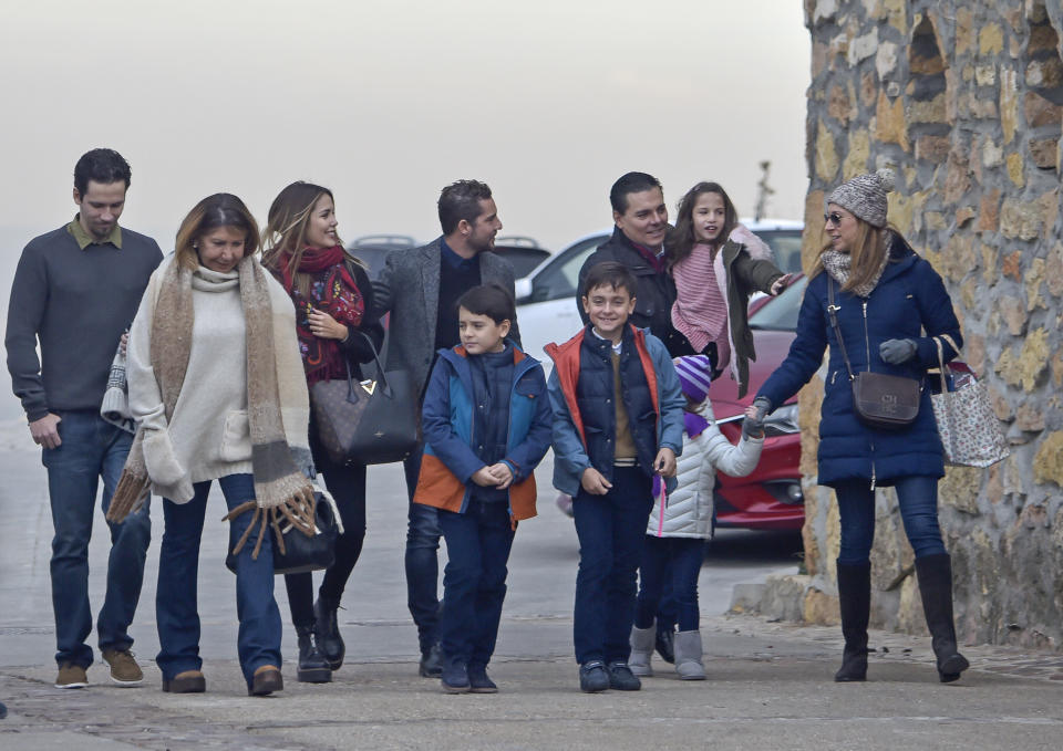 <p>Y es que está totalmente integrada en las tradiciones y en la familia del cantante almeriense. Se lleva de maravilla con todos ellos, incluida Ella, la hija de Bisbal. (Foto: Gtres). </p>