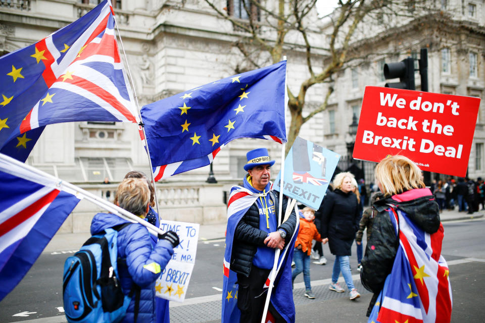 <p>Anti-Brexit-Demonstranten haben sich in der Nähe der Downing Street, dem Sitz von Premierministerin Theresa May, versammelt. Aufgrund von Streitigkeiten in der britischen Regierung wird ein ungeregelter Austritt Großbritanniens aus der EU immer wahrscheinlicher. (Bild: Reuters/Henry Nicholls) </p>