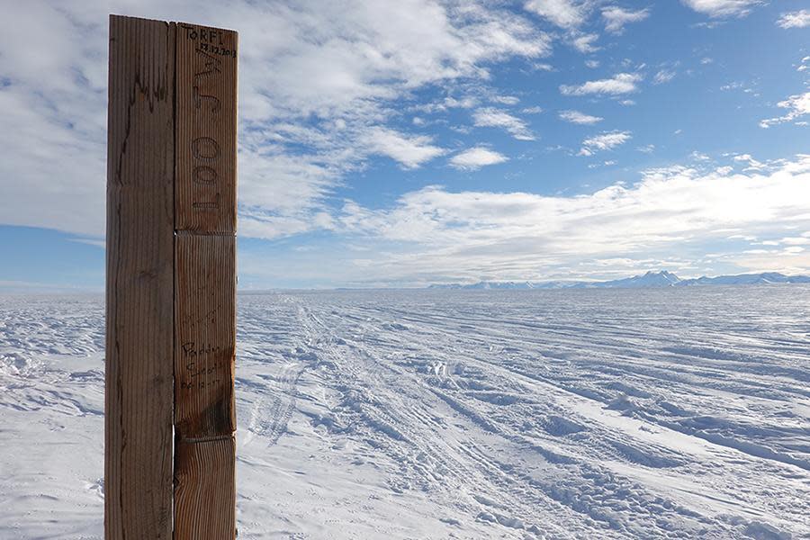 在零下 30 度的狂風暴雪，克服失溫、缺糧、凍傷等險惡考驗，探險隊終於抵達南極點地標。（後場音像紀錄工作室提供）