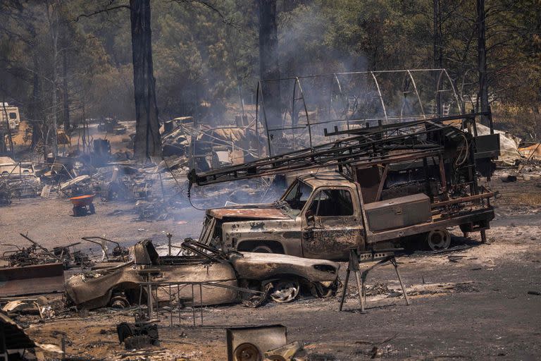 La propiedad destruida queda a su paso cuando el Incendio Oak arrasa el bosque cerca de Midpines, al noreste de Mariposa, California