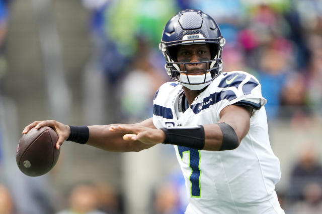 Kenneth Walker III sparks Seahawks in second half as Seattle pulls away to  beat Carolina 37-27, National