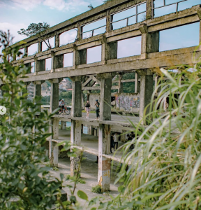 廢棄造船廠榮登近年來最夯的外拍景點之一。｜The deserted shipyard has become one of Keelung’s most popular tourist destinations in recent years.(Courtesy of Instagram/@yu_wei_chih)