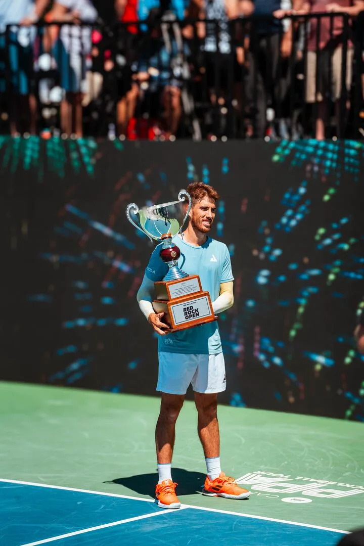 Federico Staksrud con su último trofeo, tras adjudicarse la final de singles; el argentino es el número 1 del mundo del pickleball