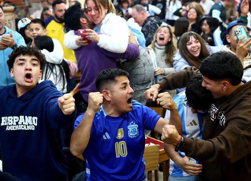 Hinchas de Argentina celebran el gol de Lautaro Martinez en la final de la Copa América ante Colombia