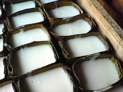 <b>KUIH TEPUNG PELITA</b><br><br>Sejenis kuih tradisional yang terdiri daripada lapisan berwarna hijau di bawah dan lapisan santan di atas, kuih tepung pelita biasa disediakan dalam bekas daun pisang. Disebabkan rasanya yang sangat enak dan manis, maka tidak hairanlah kuih ini terkenal di Malaysia, Singapura dan juga Indonesia.