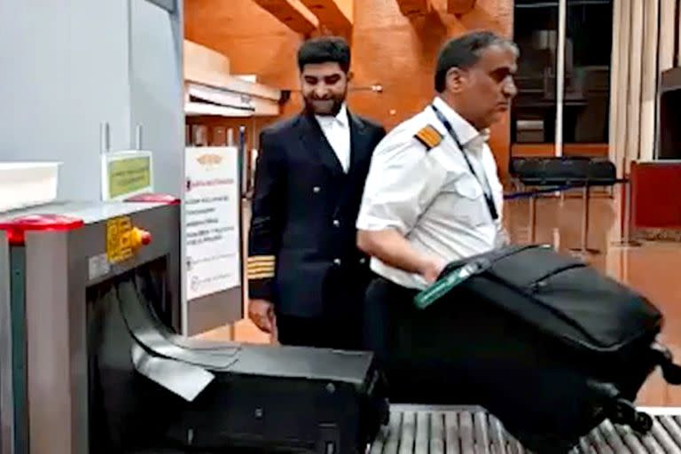 Gholamreza Ghasemi en el aeropuerto de Paraguay, el 13 de mayo, antes de venir a la Argentina; es uno de los beneficiados por la medida de Villena