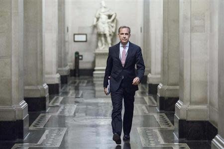 Mark Carney, the governor of the Bank of England, walks to a monetary policy committee (MPC) briefing on his first day inside the central bank's headquarters in London July 1, 2013. REUTERS/Jason Alden/pool