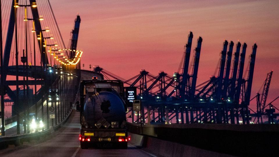 Blick auf die hochgeklappten Containerbrücken im Hamburger Hafen.