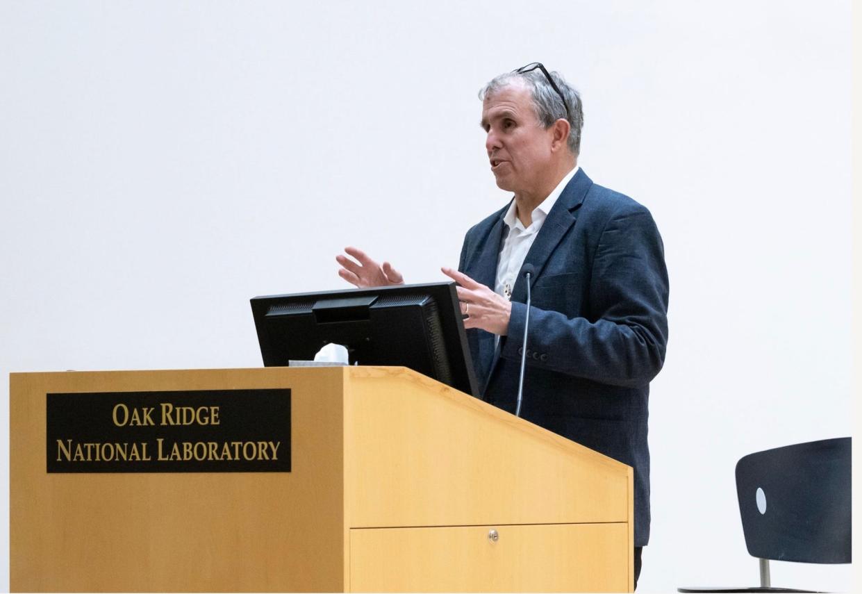 Nobel laureate Eric Betzig delivers the Lind Lecture in late January at ORNL.