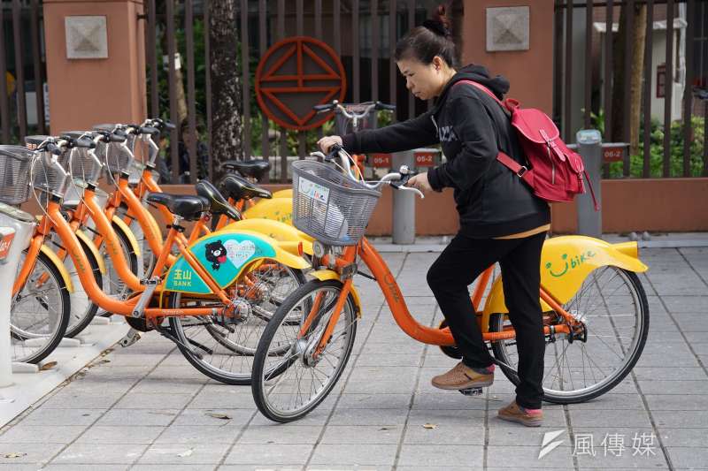 20191210-民眾騎乘台北市YouBike 微笑單車。（盧逸峰攝）