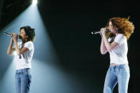 <p>Das russische Skandal-Duo t.A.T.u. sorgte 2002 mit dem Mega-Hit “All the Things She Said” und dem dazugehörigen Knutsch-Video für Furore. 2003 schafften sie es beim ESC mit “Ne wer, ne boisja, ne prossi” auf Platz drei. (Bild: Getty Images) </p>