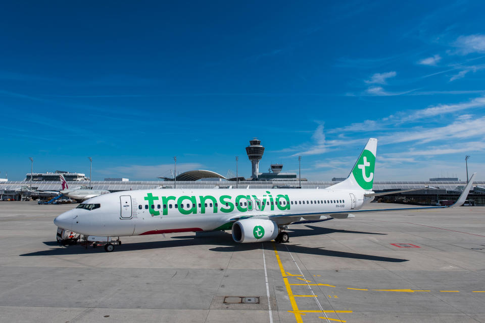 Sogar der niederländische Billigflieger Transavia bietet eine App für iOS und Android an. Diese können User vor dem Flug auf ihr Smartphone oder Tablet laden und bis zu fünf Serien oder Filme downloaden, die dann in der Luft angeschaut werden können. Das ganze funktioniert gratis.