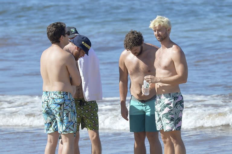 Patrick Schwarzenegger asimismo se relajó con un grupo de amigos haciendo kayak en Maui 