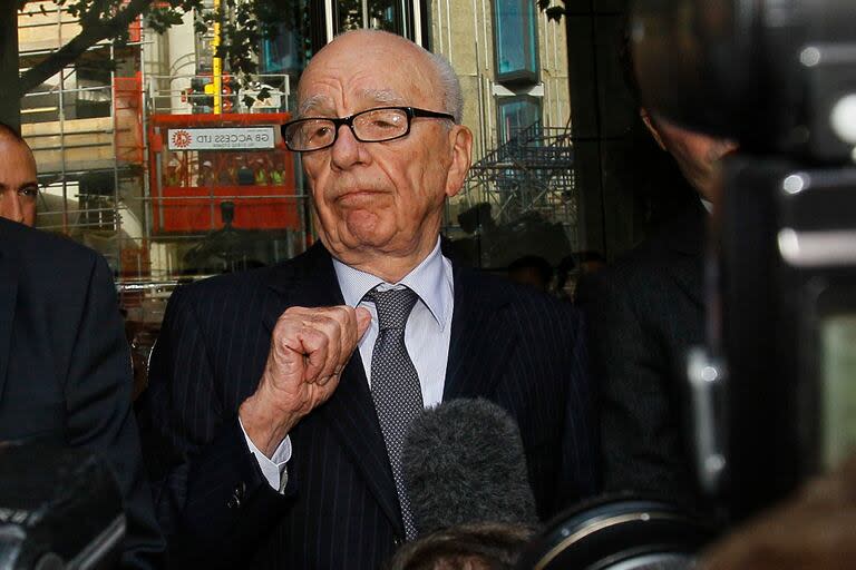 Rupert Murdoch habla con la prensa el 15 de julio de 2011, en Londres. (AP Foto/Kirsty Wigglesworth, Archivo)