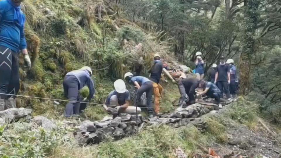 為山林盡心！　志工「就地取材」修復嘉明湖步道