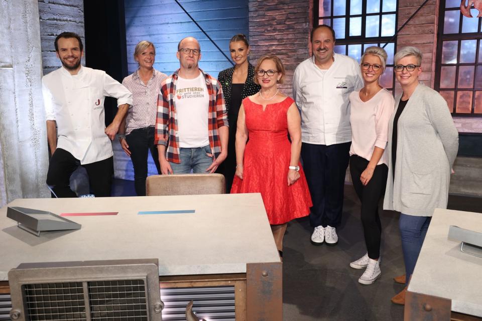 Gruppenbild der Fans mit ihrem Idol: Am Grill aber gaben die Hobbyköche ihre Bewunderung auf und heizten Steffen Henssler (links) mächtig ein. (Bild: RTL / Frank W. Hempel)