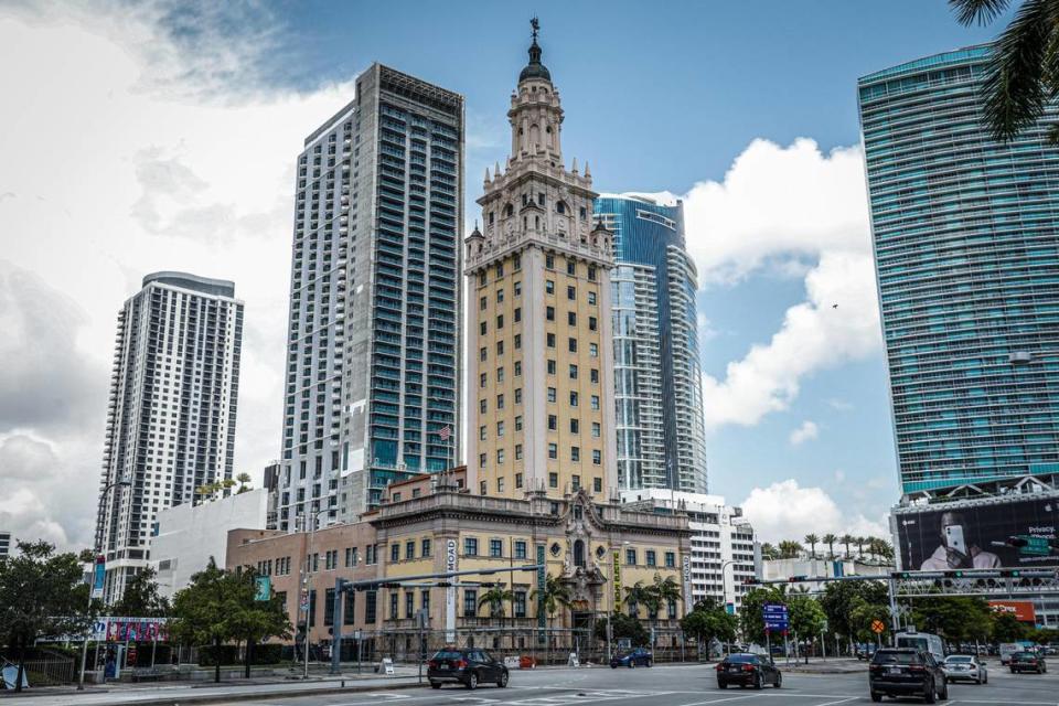 La Torre de la Libertad, inaugurada en 1925, es testigo del desarrollo urbano y de la historia de Miami.