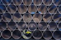 <p>Ein Arbeiter inspiziert im Hafen von Sassnitz-Mukran in Norddeutschland Teile von Pipelines, die jeweils mehrere Tonnen wiegen. Sie werden für die Konstruktion der Nord-Stream-Pipeline verwendet. (Bild: Jens Buettner/EPA) </p>