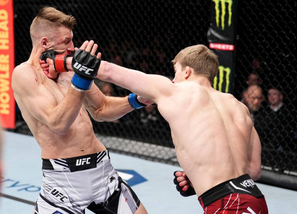 LONDRES, INGLATERRA - 19 DE MARZO: (RL) Arnold Allen de Inglaterra golpea a Dan Hooker de Nueva Zelanda en una pelea de peso pluma durante el evento UFC Fight Night en O2 Arena el 19 de marzo de 2022 en Londres, Inglaterra.  (Foto por Chris Unger/Zuffa LLC)