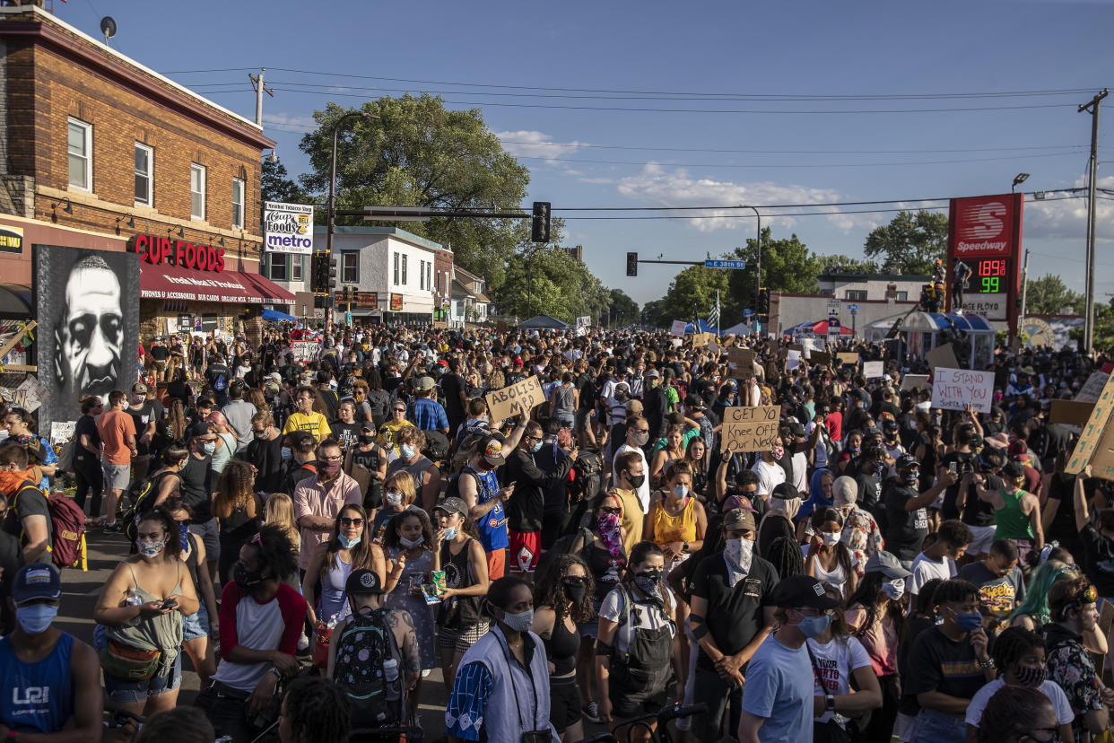 Manifestantes protestan por el asesinato de George Floyd bajo custodia policial en lugar de los hechos en Minneapolis, el 5 de junio de 2020. (Victor J. Blue/The New York Times)