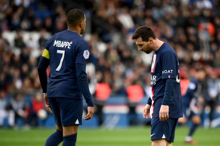 Lionel Messi y Kylian Mbappé se lamentan tras la última derrota de PSG ante Stade Rennes