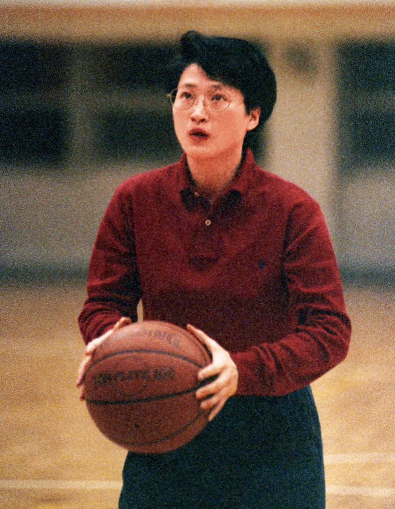 嚴陳莉蓮曾是中華女籃的主力前鋒，也是得分王。圖為嚴陳莉蓮1994年球場英姿。（圖／報系資料庫）