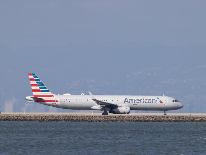 یک هواپیمای خطوط هوایی امریکن در 15 سپتامبر 2022 در فرودگاه بین المللی سانفرانسیسکو (SFO) فرود آمد.