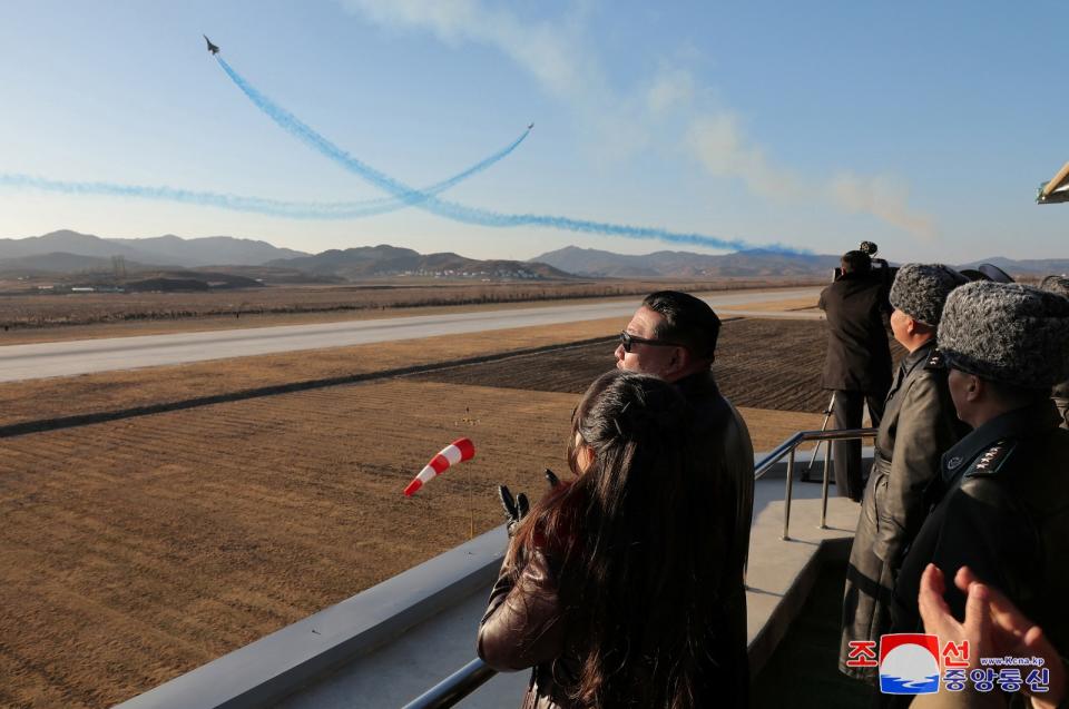 北韓領導人金正恩帶女兒金朱愛視察空軍司令部。路透社