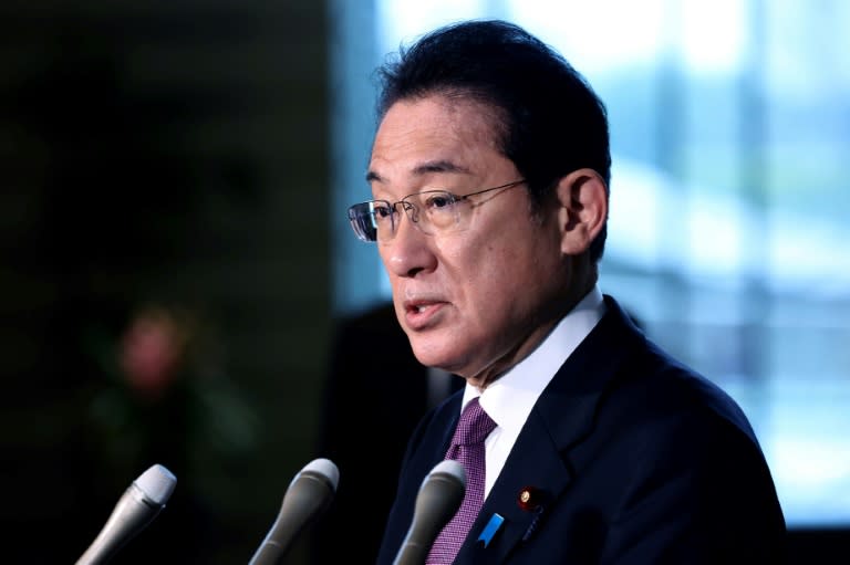Le Premier ministre japonais Fumio Kishida répond aux questions des journalistes à Tokyo le 11 janvier 2022, après un tir d'un missile balistique présumé par la Corée du Nord (AFP/STR)