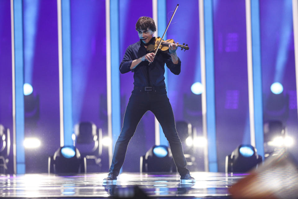 <p>Alexander Rybak ist nicht schüchtern: Sein Song “That’s How You Write A Song” ist poppig und eingängig. Der Interpret tritt zum zweiten Mal beim Song Contest an und Norwegen liegt auf Platz Acht, was die Chancen auf einen Sieg anbelangt. (Bild: Getty Images/Carlos Rodrigues) </p>