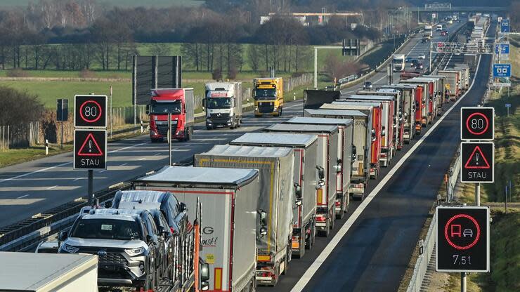 Grenzkontrollen zu Tschechien und Tirol führten am Montag zu stundenlangen Wartezeiten für Lkws. Foto: dpa