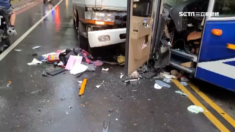 遊覽車內物品被撞得散落一地。