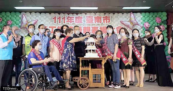 南市勞工局長王鑫基與廿位獲獎母親合切蛋糕慶祝，期望透過表揚弘揚母性光輝。（記者李嘉祥攝）