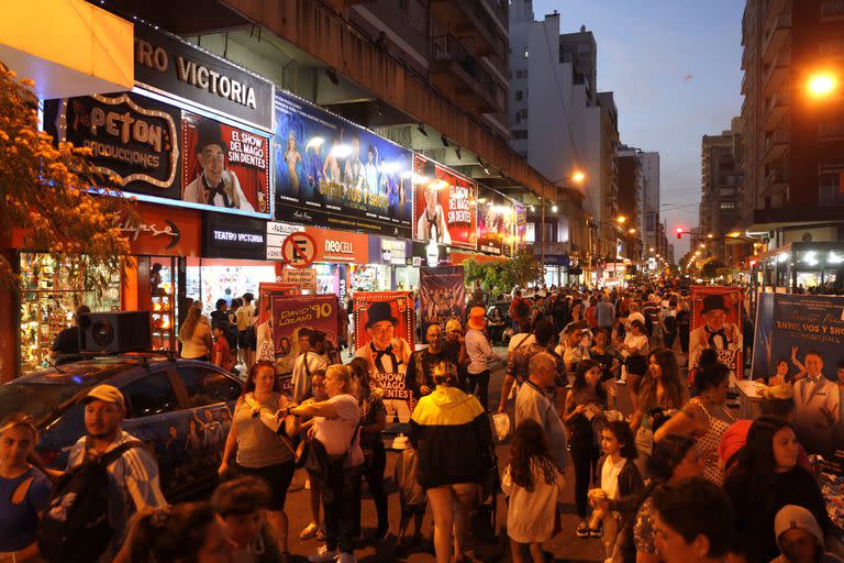 La calle Rivadavia es un fenómeno popular multitudinario donde los artistas promocionan sus espectáculos antes de las funciones