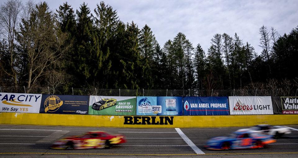 Cars race during the Budweiser Super Late Models Feature at Berlin Raceway in Marne, Michigan on April 23, 2022. (Nic Antaya/ARCA Racing)