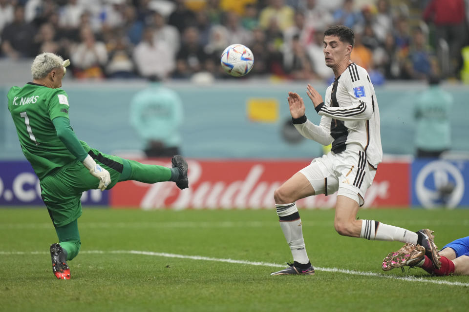 El portero costarricense Keylor Navas, a la izquierda, despeja una pelota ante el acecho del alemán Kai Havertz durante el partido por el cierre del Grupo E de la Copa Mundial entre Costa Rica y Alemania en el Estadio Al Bayt en Jor, Qatar, el jueves 1 de diciembre de 2022. (Foto AP/Darko Bandic )