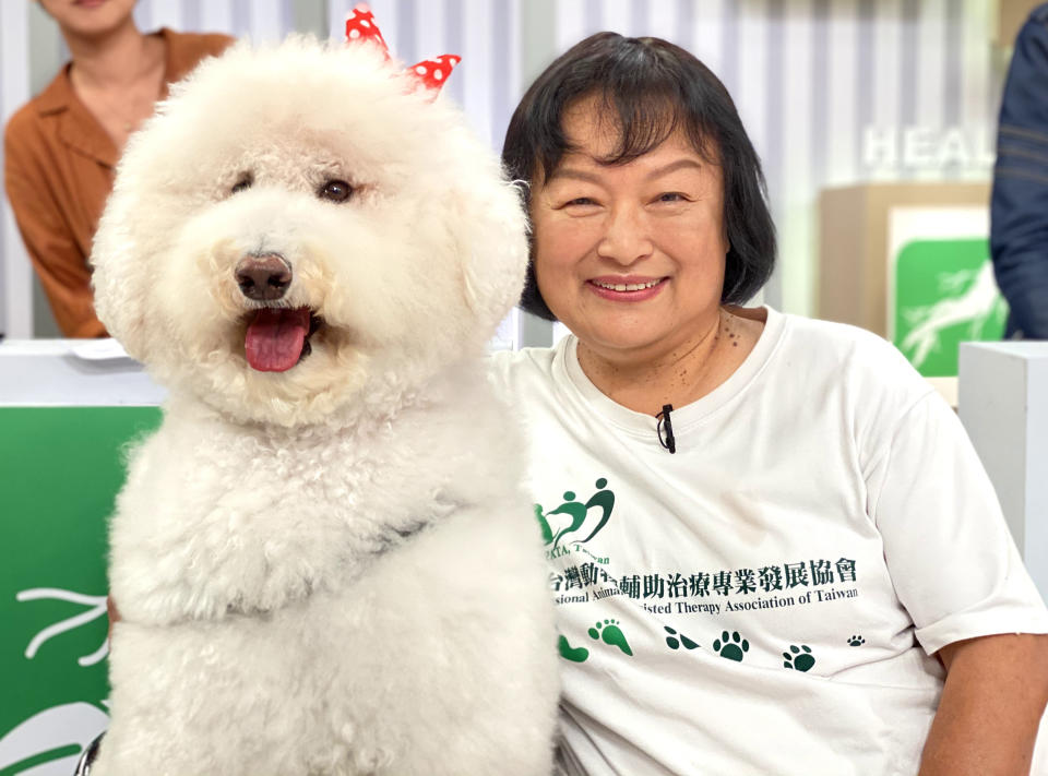 治療犬輔導員哈樂媽與治療犬哈媚（圖／緯來）