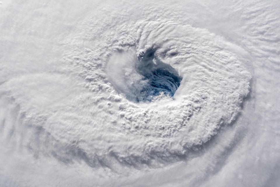 <p>Auf einer Aufnahme des deutschen Astronauten Alexander Gerst auf der Raumstation ISS ist Hurrikan Florence zu sehen, wie er über den Atlantik Kurs auf die US-amerikanische Ostküste nimmt. Der Hurrikan hat sein Tempo etwas verringert und steuert nun die US-Bundesstaaten North und South Carolina an. (Bild: ESA/NASA via Getty Images) </p>