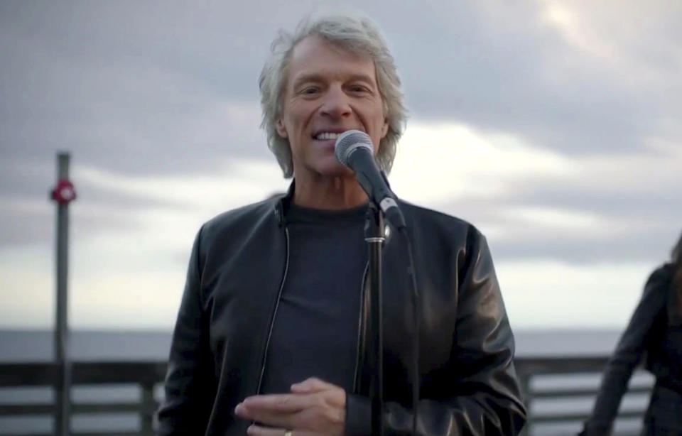 En esta imagen tomada de video, Jon Bon Jovi canta durante el espectáculo "Celebrating America", tras la ceremonia de investidura del presidente Joe Biden, el miércoles 20 de enero del 2021. (Biden Inaugural Committee via AP)