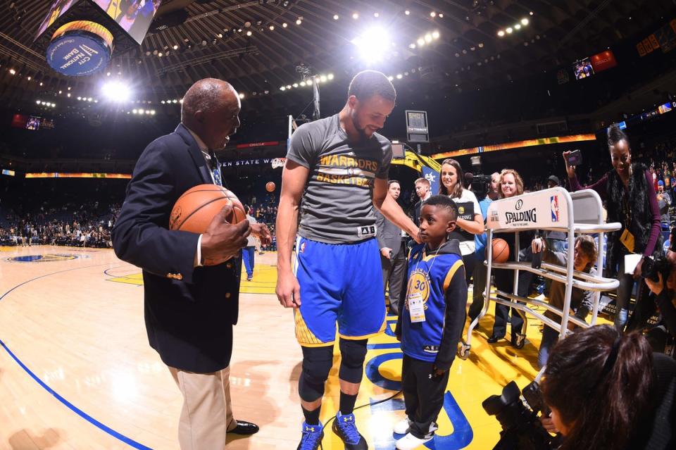 Warriors star Stephen Curry meets 6-year-old fan Isaiah Simpson before Sunday's game against the Grizzlies. (Photo via @warriors)