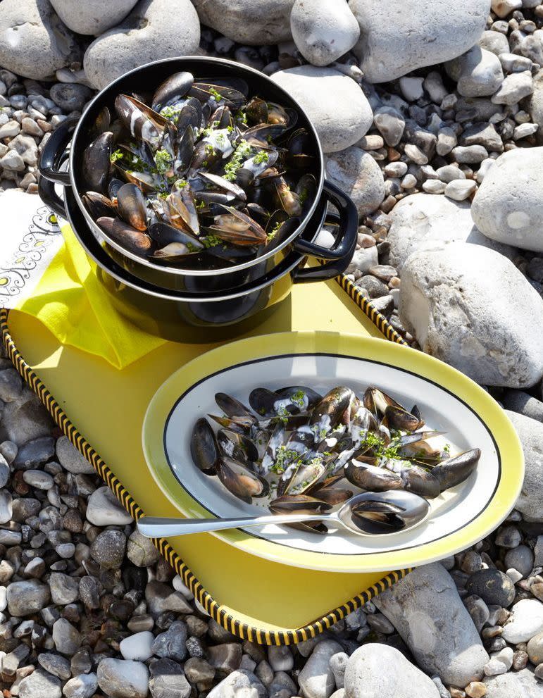 <p><b>Moules à la crème</b></p><p>Faites dorer 1 gros oignon et 4 échalotes finement ciselés dans 50 g de beurre. Ajoutez 4 kg de moules nettoyées et laissez-les ouvrir sur feu doux, en remuant de temps en temps. Retirez du feu et égouttez les moules. Ajoutez 1/2 l de crème liquide dans le jus rendu par les moules et laissez réduire jusqu’à ce que la sauce soit veloutée. Remettez-y les moules pour les réchauffer. Parsemez de persil ciselé et servez aussitôt.</p><br><br><a href="https://www.elle.fr/Elle-a-Table/Les-dossiers-de-la-redaction/Dossier-de-la-redac/10-recettes-express-retour-de-plage#xtor=AL-541" rel="nofollow noopener" target="_blank" data-ylk="slk:Voir la suite des photos sur ELLE.fr;elm:context_link;itc:0;sec:content-canvas" class="link ">Voir la suite des photos sur ELLE.fr</a><br><h3> A lire aussi </h3><ul><li><a href="https://www.elle.fr/Elle-a-Table/Les-dossiers-de-la-redaction/Dossier-de-la-redac/15-desserts-d-ete-avant-le-maillot#xtor=AL-541" rel="nofollow noopener" target="_blank" data-ylk="slk:20 desserts légers et gourmands pour l'été;elm:context_link;itc:0;sec:content-canvas" class="link ">20 desserts légers et gourmands pour l'été</a></li><li><a href="https://www.elle.fr/Elle-a-Table/Les-dossiers-de-la-redaction/Dossier-de-la-redac/50-idees-de-salades-qui-changent#xtor=AL-541" rel="nofollow noopener" target="_blank" data-ylk="slk:70 idées de salades originales;elm:context_link;itc:0;sec:content-canvas" class="link ">70 idées de salades originales</a></li><li><a href="https://www.elle.fr/Elle-a-Table/Les-dossiers-de-la-redaction/Dossier-de-la-redac/50-cocktails-pour-feter-l-ete#xtor=AL-541" rel="nofollow noopener" target="_blank" data-ylk="slk:Voici les 35 meilleurs cocktails de l'été;elm:context_link;itc:0;sec:content-canvas" class="link ">Voici les 35 meilleurs cocktails de l'été</a></li><li><a href="https://www.elle.fr/Elle-a-Table/Les-dossiers-de-la-redaction/Dossier-de-la-redac/25-nouvelles-recettes-au-barbecue#xtor=AL-541" rel="nofollow noopener" target="_blank" data-ylk="slk:50 nouvelles recettes au barbecue pour les vacances;elm:context_link;itc:0;sec:content-canvas" class="link ">50 nouvelles recettes au barbecue pour les vacances</a></li><li><a href="https://www.elle.fr/Astro/Horoscope/Quotidien#xtor=AL-541" rel="nofollow noopener" target="_blank" data-ylk="slk:Consultez votre horoscope sur ELLE;elm:context_link;itc:0;sec:content-canvas" class="link ">Consultez votre horoscope sur ELLE</a></li></ul>