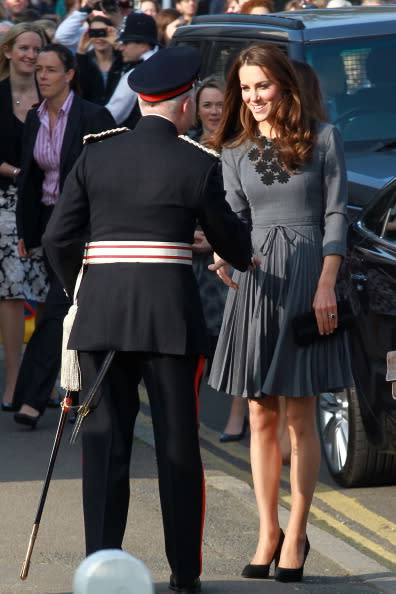 Cette robe grise plissée agrémentée de fleurs noires vous dit sûrement quelque chose… Elle l’avait déjà portée en 2012 alors qu’elle se rendait à la Dulwich Picture à Londres en compagnie du prince Charles, son beau-père.