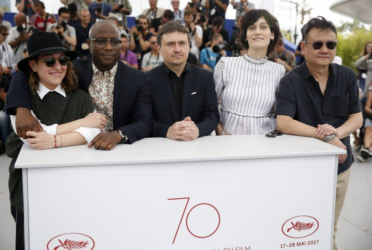 RE5 CANNES (FRANCIA), 26/05/2017.- (i-d) La productora griega Athina Rachel, el productor estadounidense Barry Jenkins, el cineasta rumano Cristian Mungiuposes, la actriz gala Clotilde Hesme, y el productor Eric Khoo, posa durante la presentación del jurado de la Cinéfondation en la 70 edición del Festival Internacional de Cine de Cannes, en Francia, hoy, 26 de mayo de 2017. EFE/SEBASTIEN NOGIER