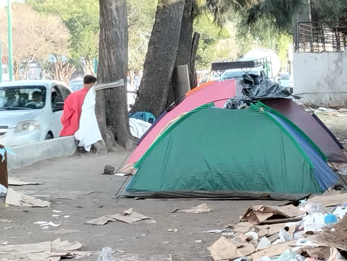 Aunque en las casas de campaña solo caben tres personas, en una de estas duerme una familia de siete miembros.