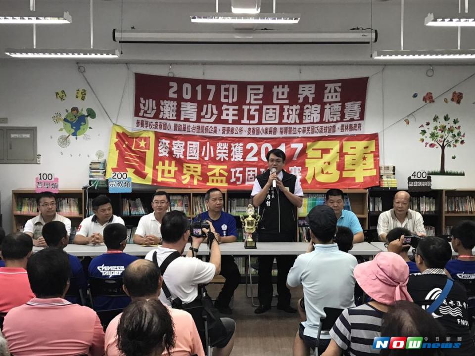 副縣長丁彥哲代表縣長李進勇專程到麥寮國小恭賀學校勉勵績優運動選手。（圖／記者蘇榮泉翻攝，2017.08.11）