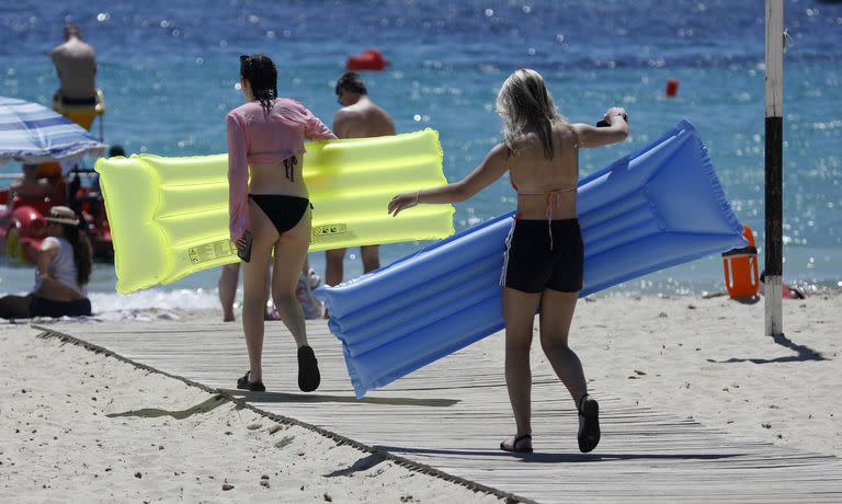 La gente disfruta de la playa en Mallorca, España